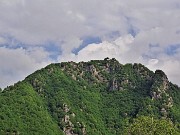 35 Zoom dal Pizzo  (921 m) sul Monte Zucco (1232 m)